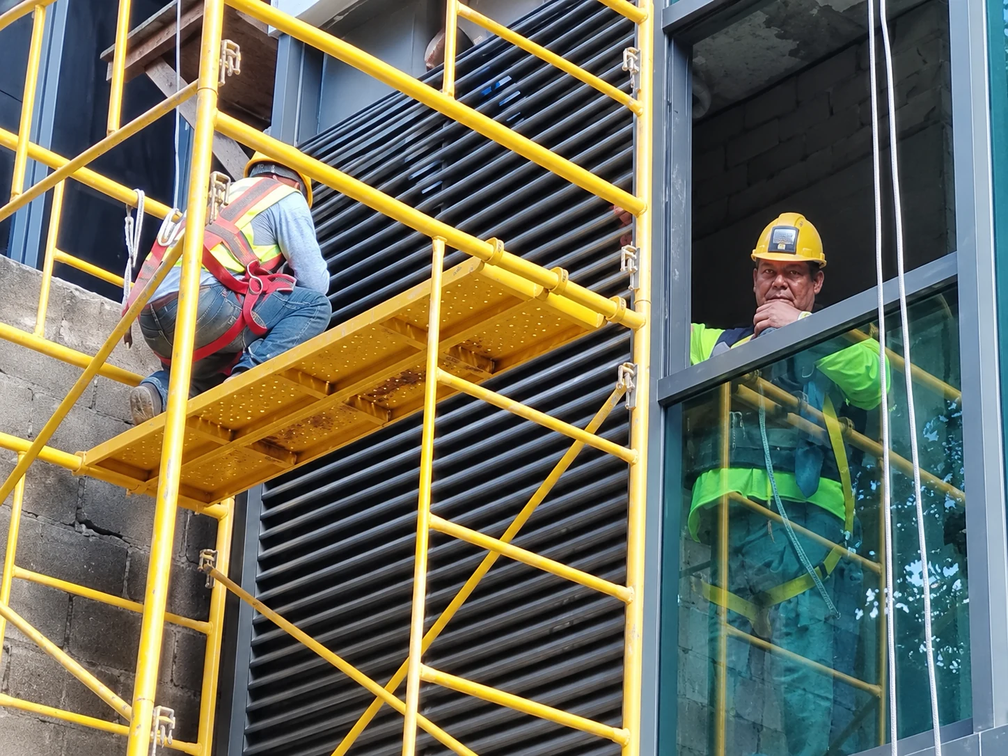 Trabajo junto a la fachada y al andamio de instalación.