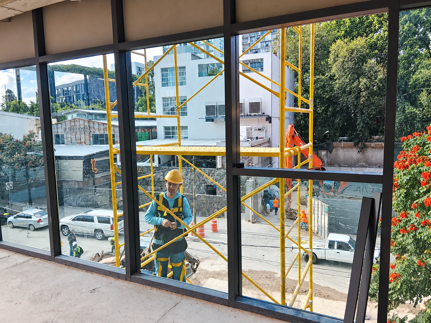 Trabajo en una fachada de aluminio y vidrio.